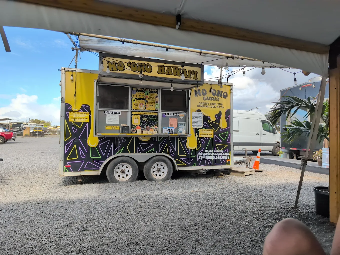 The bright yellow Mo ʻOno Hawaiʻi food truck at the Haleakala Highway pod in Kahului